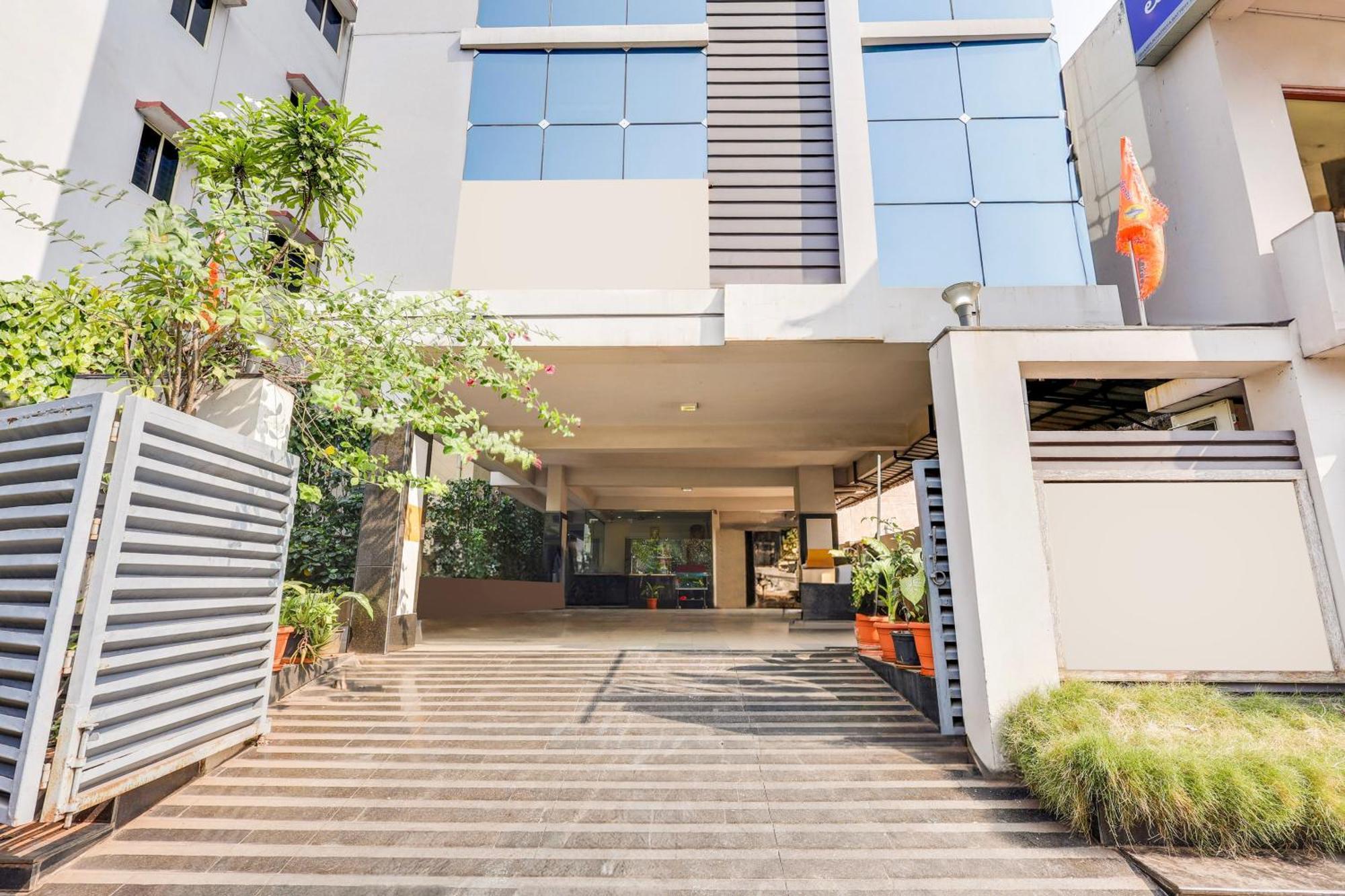 Отель Super Townhouse Dwarka Nagar Near Ramatalkies Вишакхапатнам Экстерьер фото